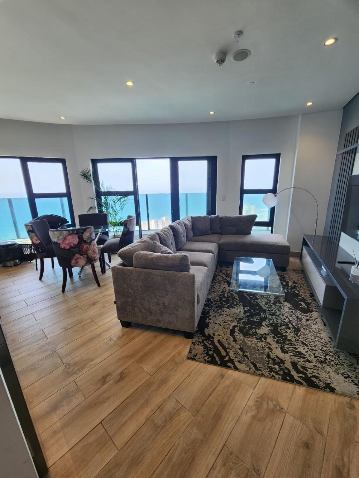 Oceans Balcony In The Radisson Blu Building Tower, Umhlanga * Durban
